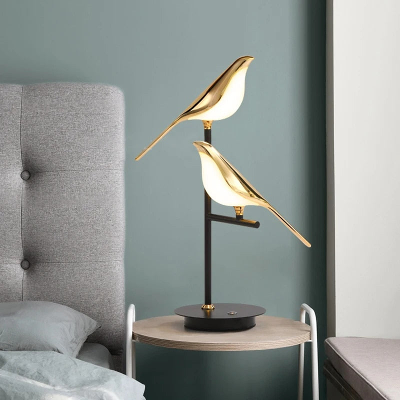 Dekorative Tischlampe mit Vogelthema, perfekt für ein stilvolles Interieur.