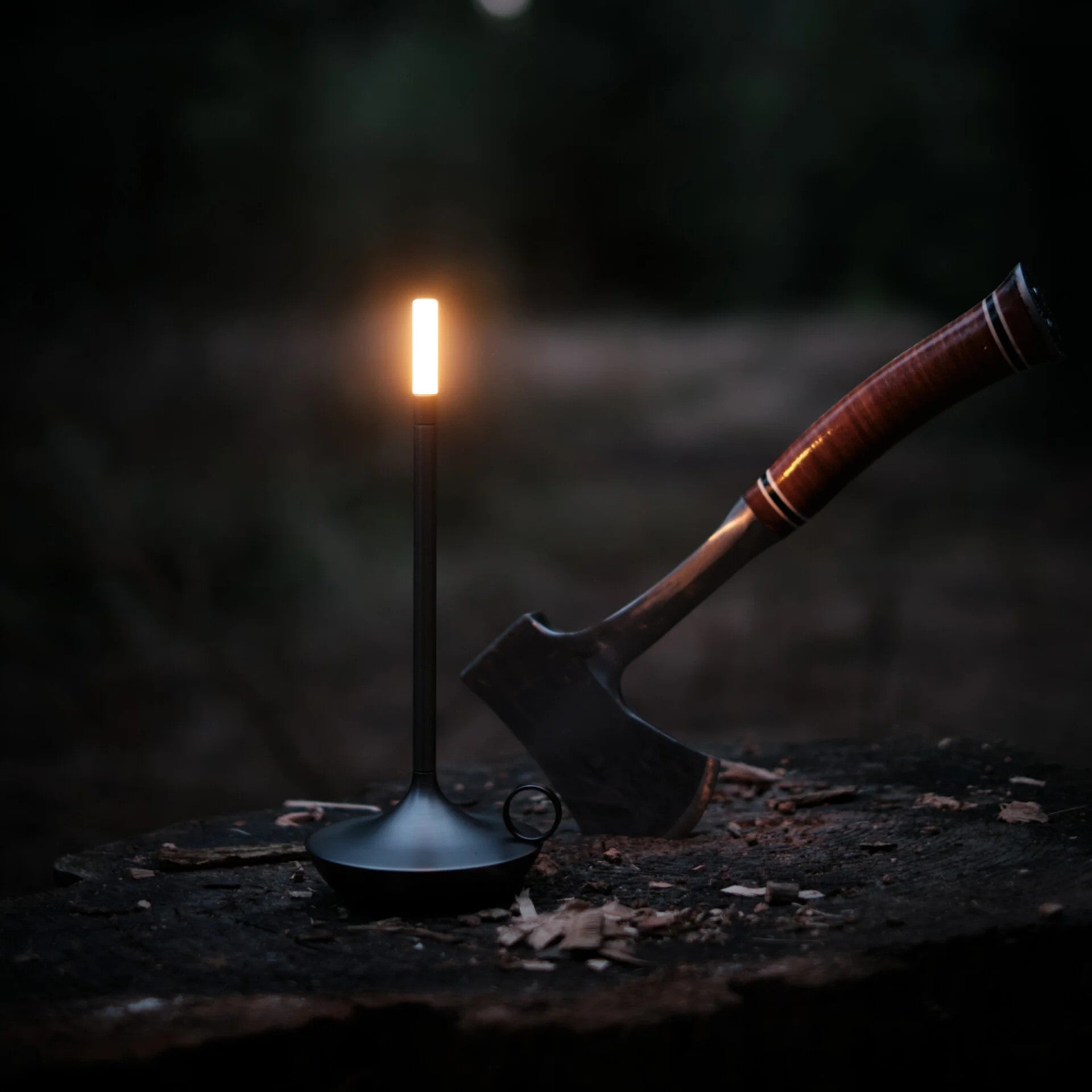 Elegante Kerzenform Tischlampe KerzenGlanz – stilvolle Tischlampe mit eleganter Kerzenform von KerzenGlanz für anspruchsvolle Innenräume.