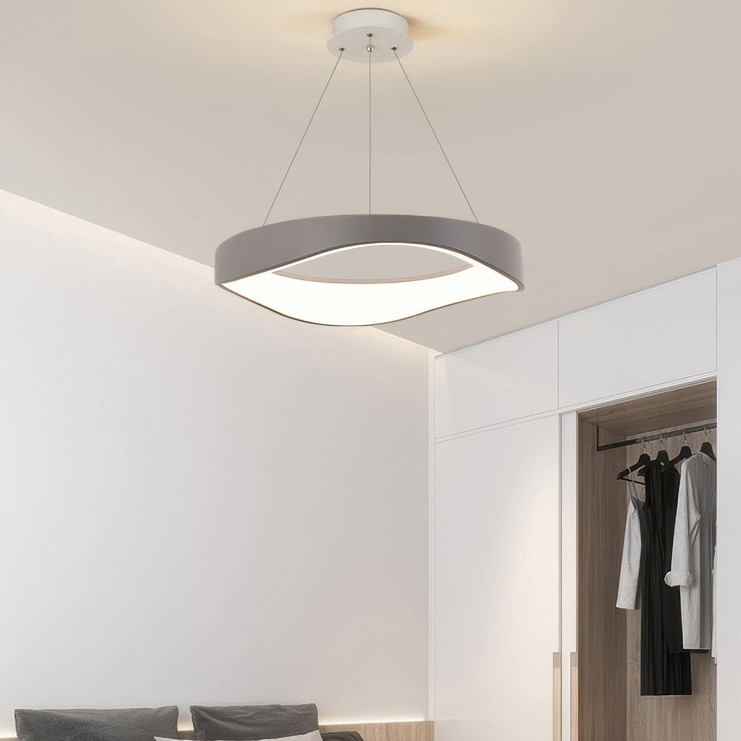 Stilvolle Wellenlicht Pendellampe mit einzigartigem Boligindretning Design.
