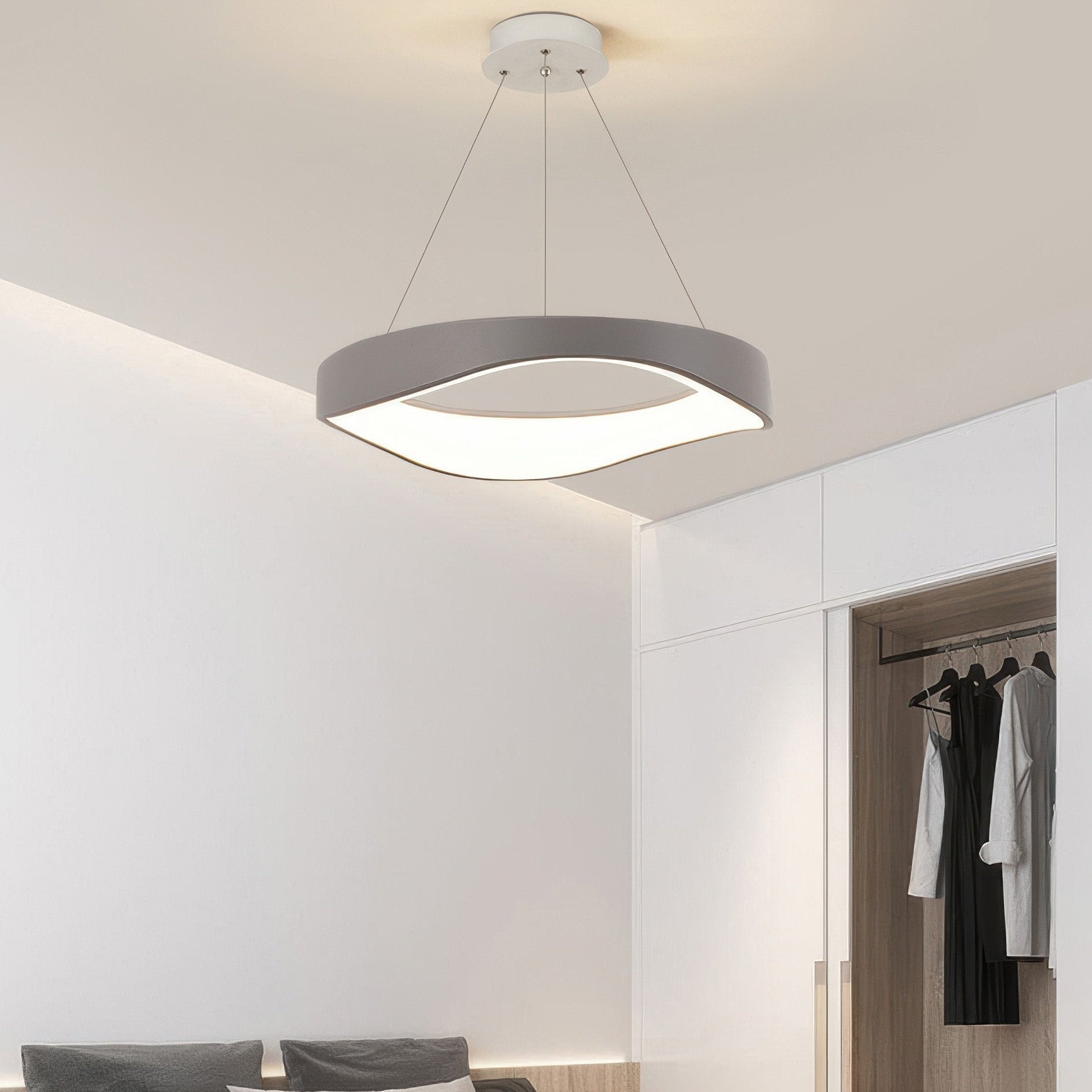 Stilvolle Wellenlicht Pendellampe mit einzigartigem Boligindretning Design.
