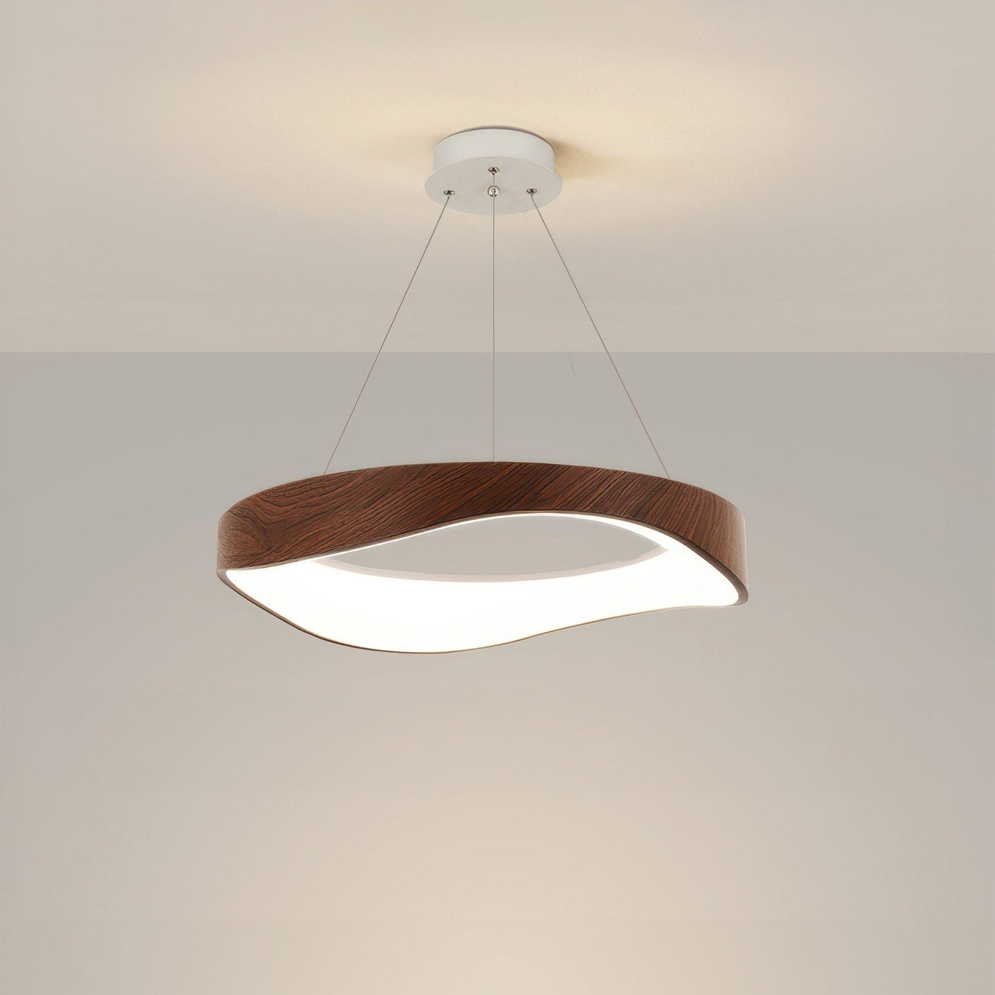 Zeitloses Design der Wellenlicht Pendellampe für moderne Wohnräume.

