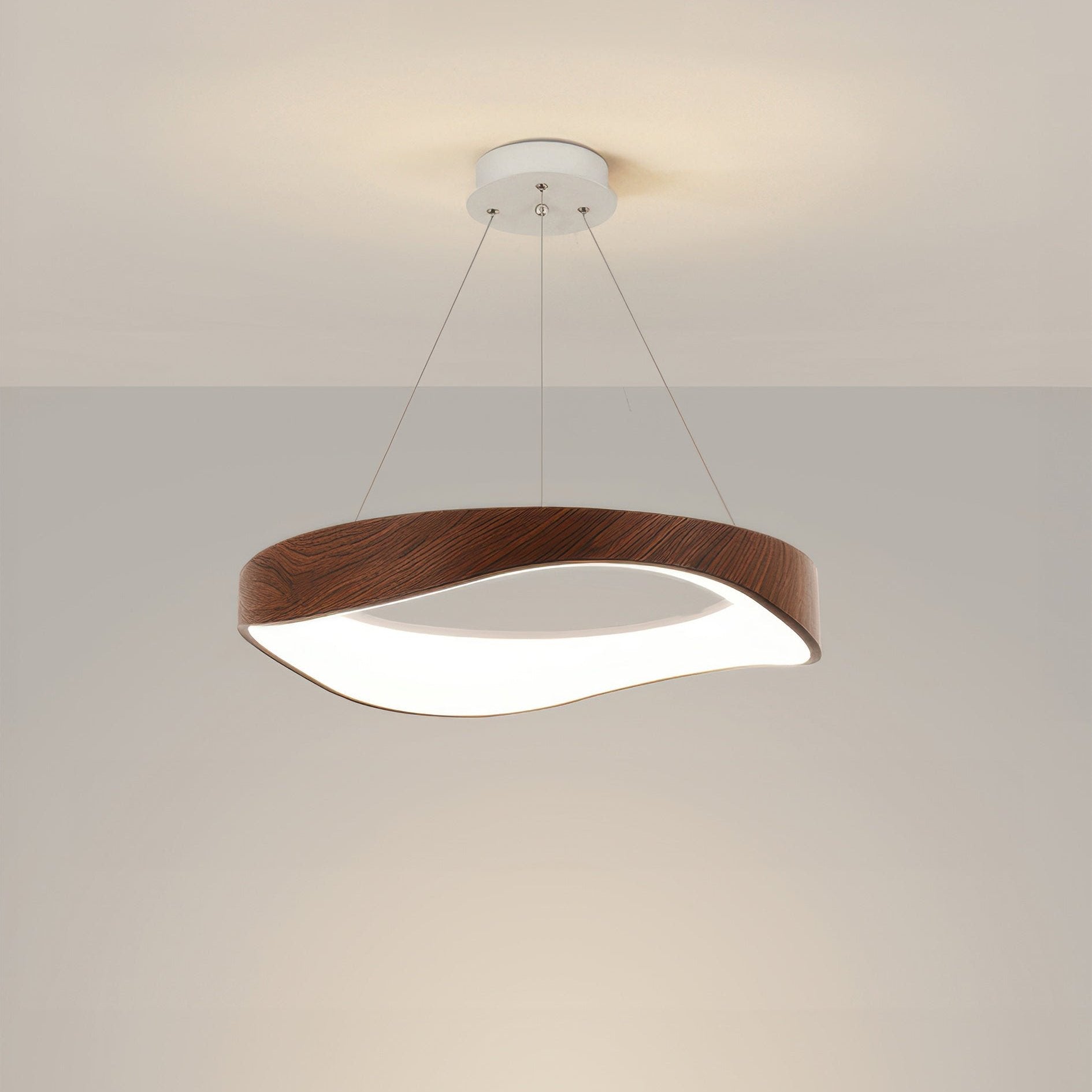 Zeitloses Design der Wellenlicht Pendellampe für moderne Wohnräume.
