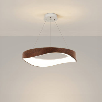 Zeitloses Design der Wellenlicht Pendellampe für moderne Wohnräume.
