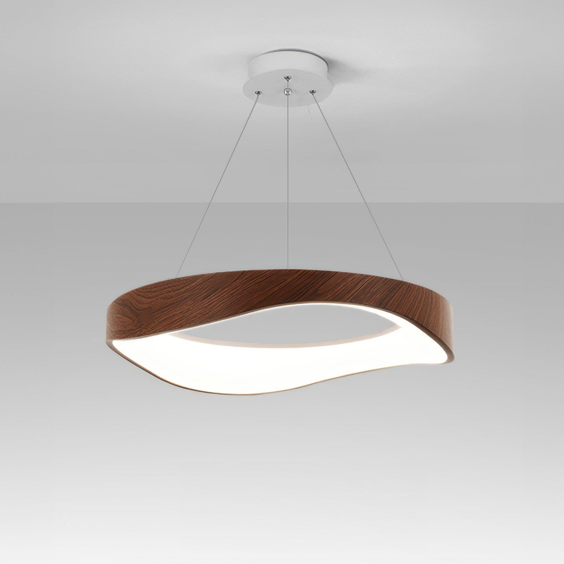 Wellenlicht Pendellampe für ein harmonisches Lichtdesign im Raum.
