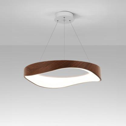 Wellenlicht Pendellampe für ein harmonisches Lichtdesign im Raum.
