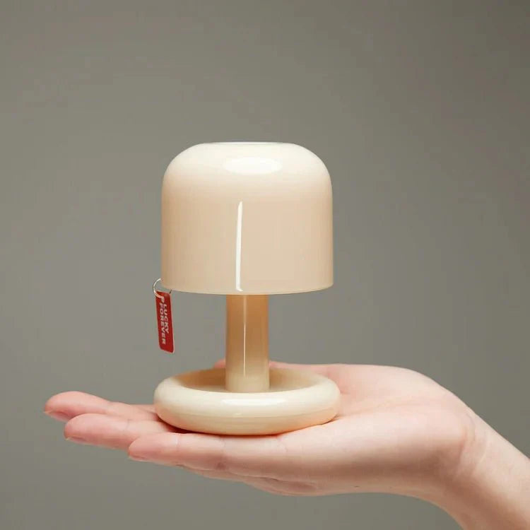 Minimalistische ZenLight Nachttischlampe für eine warme und beruhigende Atmosphäre.