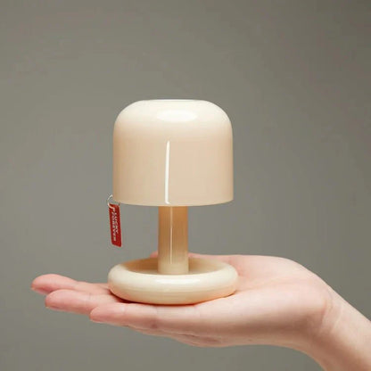 Minimalistische ZenLight Nachttischlampe für eine warme und beruhigende Atmosphäre.