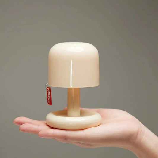 Minimalistische ZenLight Nachttischlampe für eine warme und beruhigende Atmosphäre.