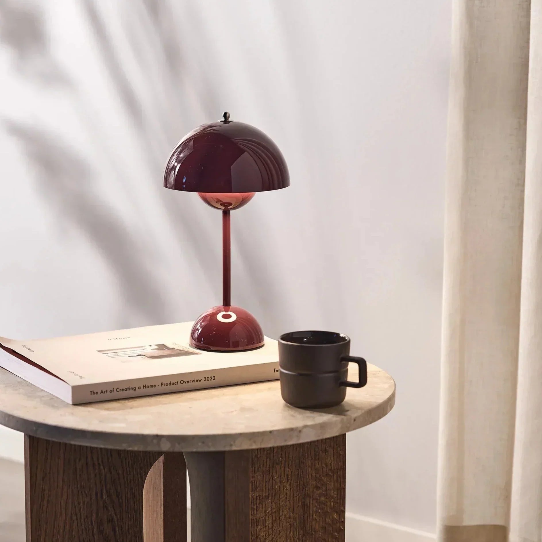 Stilvolle Lumière Tischleuchte – ideal für Arbeitszimmer oder Wohnzimmer.