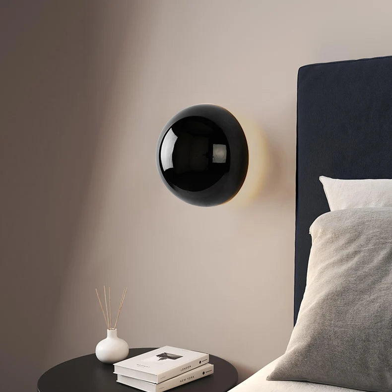 Wandlampe von SphereLuxe – Dezente Beleuchtung für eine warme und elegante Atmosphäre.