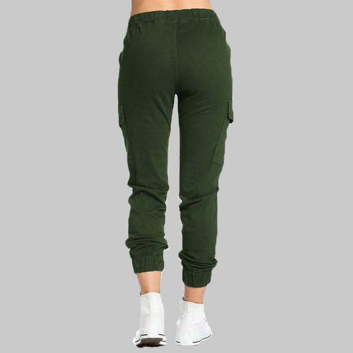 Lässige Joggerhose kombiniert mit weißen Sneakers.