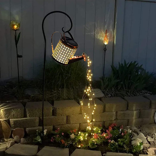 GlowGarden Solarleuchte im einzigartigen Gießkannen-Design für den Garten.