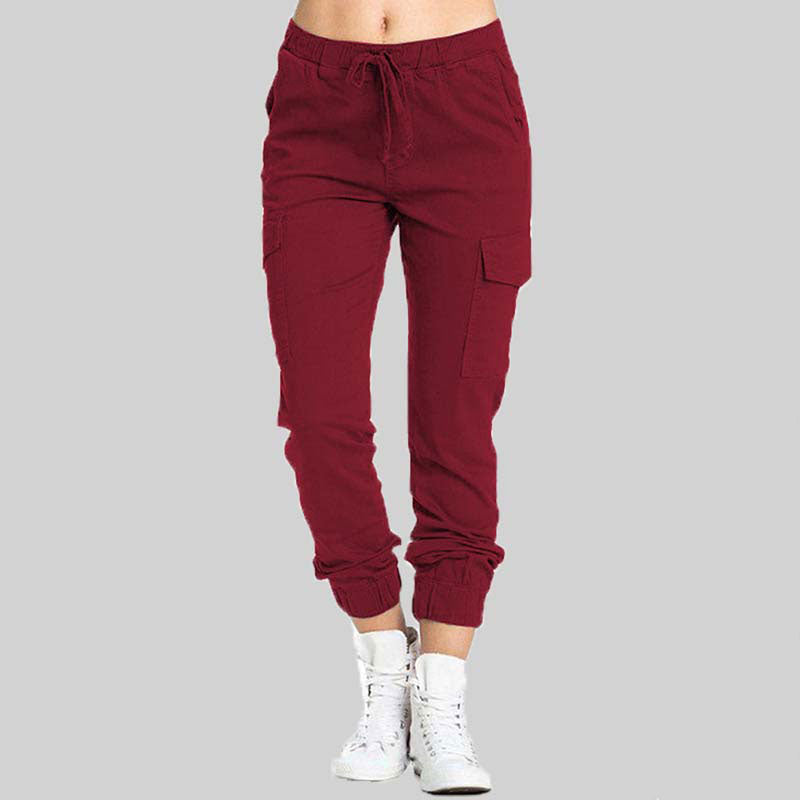 Sportlich-legere Cargo Joggerhose kombiniert mit einem lässigen Oberteil.
