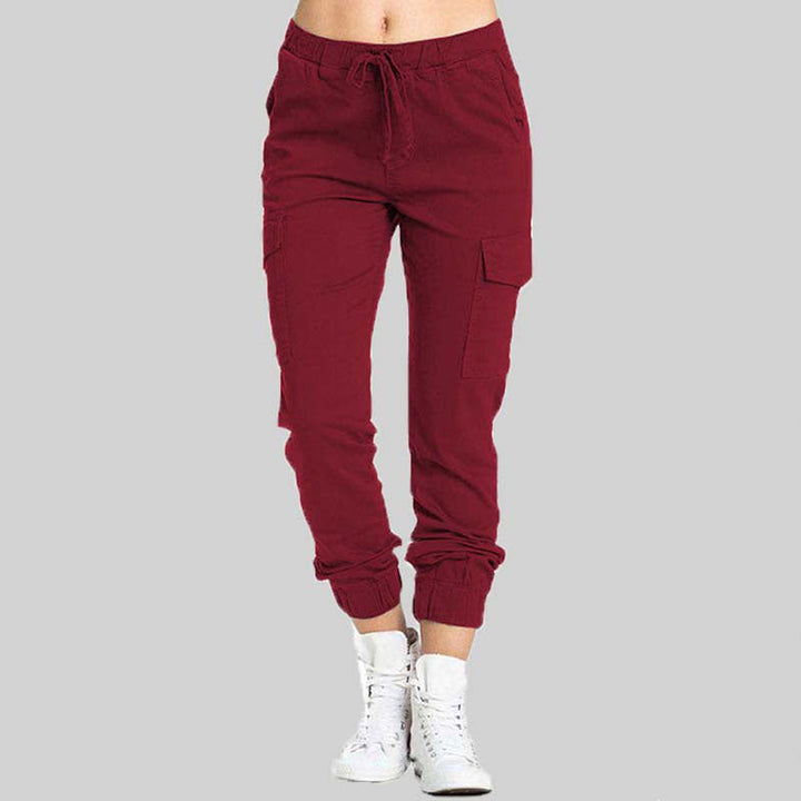 Sportlich-legere Cargo Joggerhose kombiniert mit einem lässigen Oberteil.