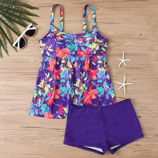 Stilvolles Tankini-Set mit floralem Muster und passenden Shorts.