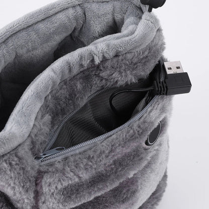 USB-Kabelanschluss für beheizbare Hausschuhe in Nahaufnahme.
