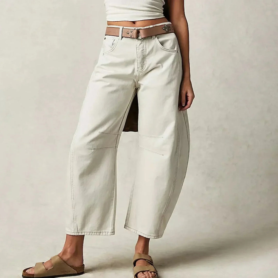 Frau trägt stilvolle Wide-Leg Jeans mit Sneakers.
