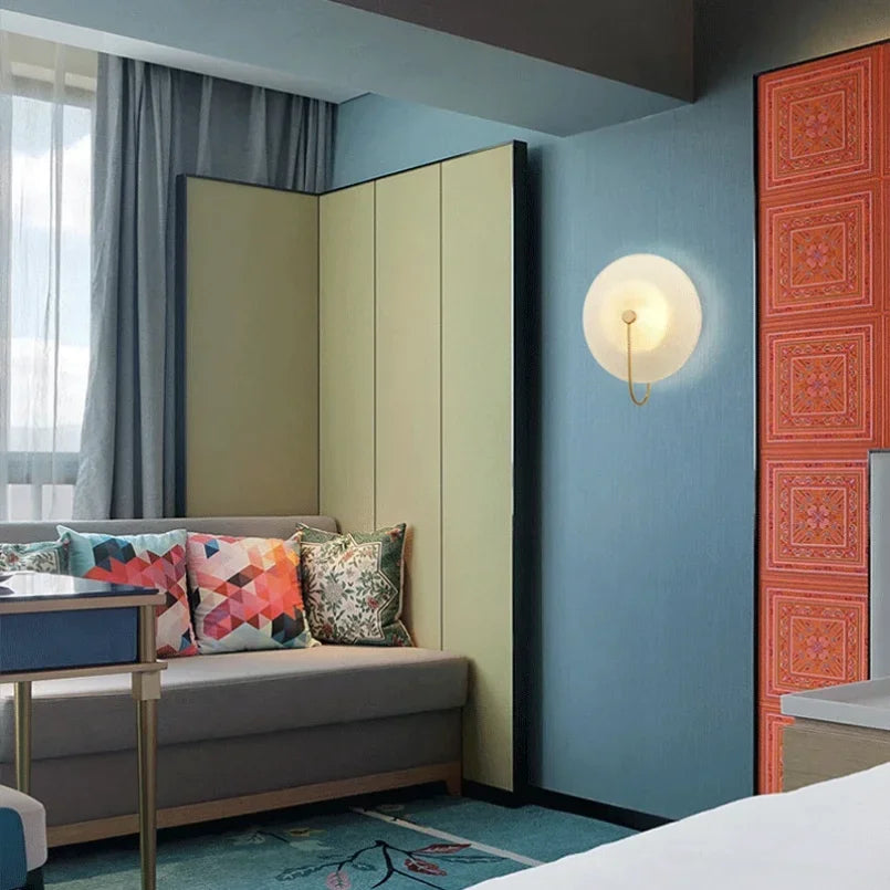 Zeitlos und innovativ – GlowDisk Wandlampe mit einzigartiger Optik.