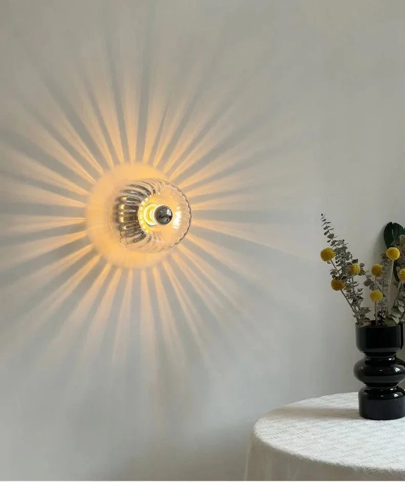 SunRay Deckenleuchte mit einem raffinierten Strahleneffekt für ein luxuriöses Ambiente.