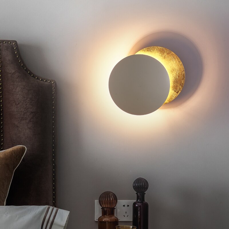 MondLicht Wandleuchte mit künstlerischem Look, ideal zur Verfeinerung der Inneneinrichtung.
