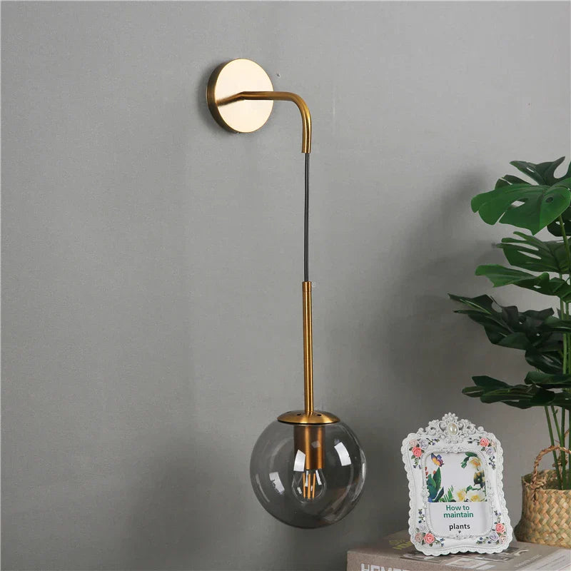 Elegante Beleuchtung mit der SphereGlow Wandlampe im Kugel-Design.