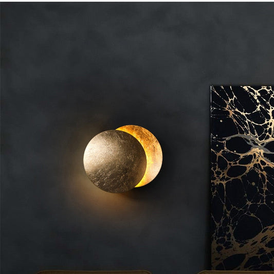 Edle Wandbeleuchtung mit dem Titel MondLicht Wandleuchte im luxuriösen Design für stilvolle Innenräume.
