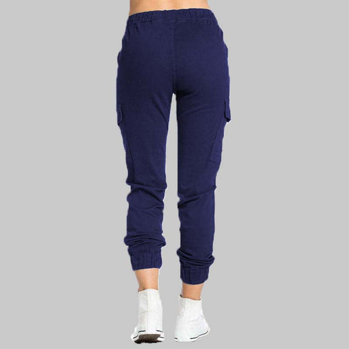 Elastische Beinabschlüsse für einen modernen Fit.