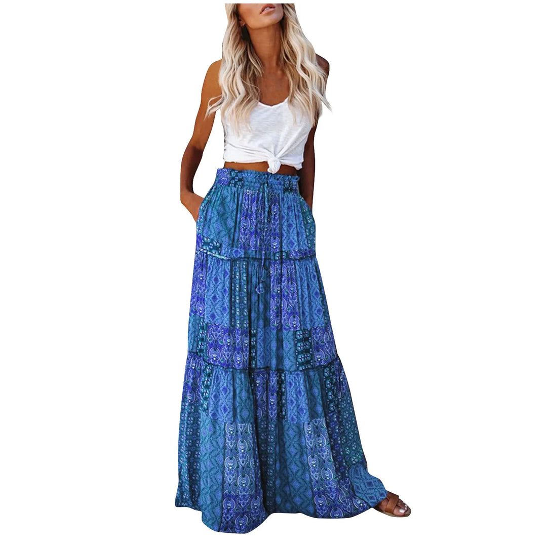 Stilvoller Patchwork-Rock kombiniert mit einem weißen Crop-Top.