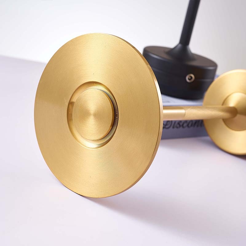 Goldene LED-Tischlampe Aurora, modern und energieeffizient.