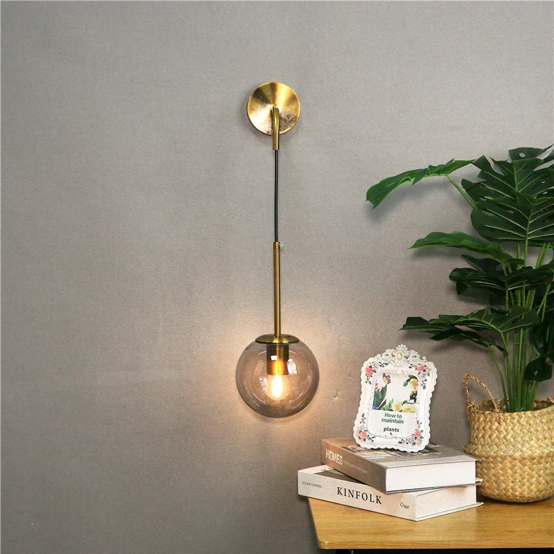 SphereGlow – Wandlampe, die modernes Kugel-Design und Eleganz vereint.