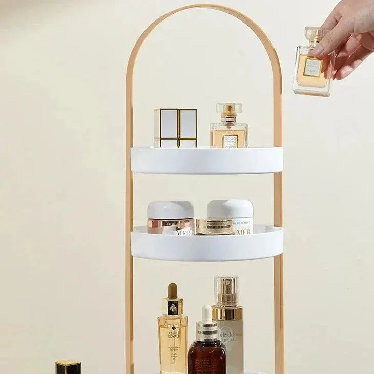 Stapelbarer Kosmetik-Organizer auf einem Holzschreibtisch präsentiert.

