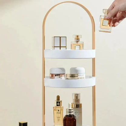 Stapelbarer Kosmetik-Organizer auf einem Holzschreibtisch präsentiert.
