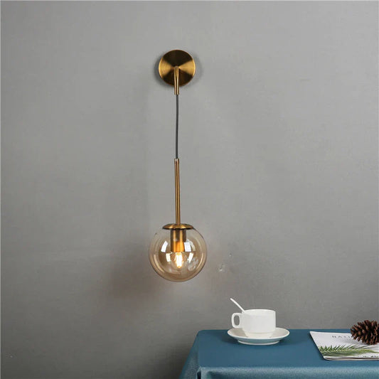 SphereGlow – stilvolle Wandlampe mit zeitlosem Kugel-Design.