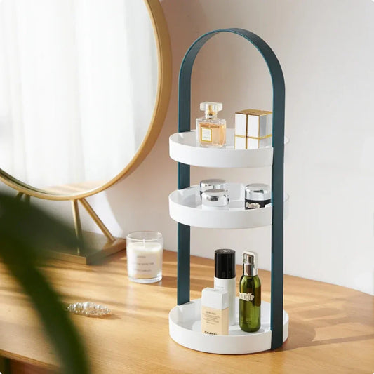 Kosmetik-Organizer mit drei Ebenen, perfekt arrangiert auf einem Schminktisch.
