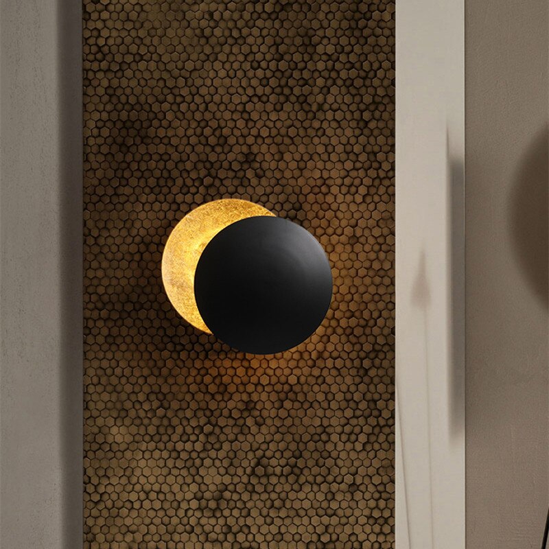 Premium-Innenbeleuchtung mit dem Design der MondLicht Wandleuchte für ein gehobenes Ambiente.
