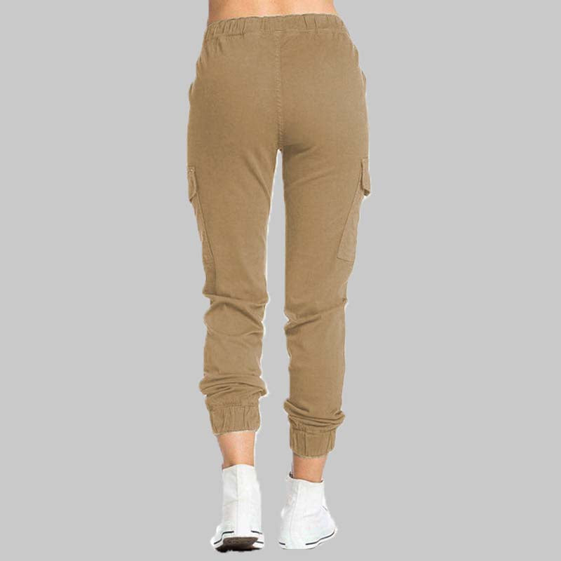 Seitliche Ansicht der Hose mit funktionalen Taschen.