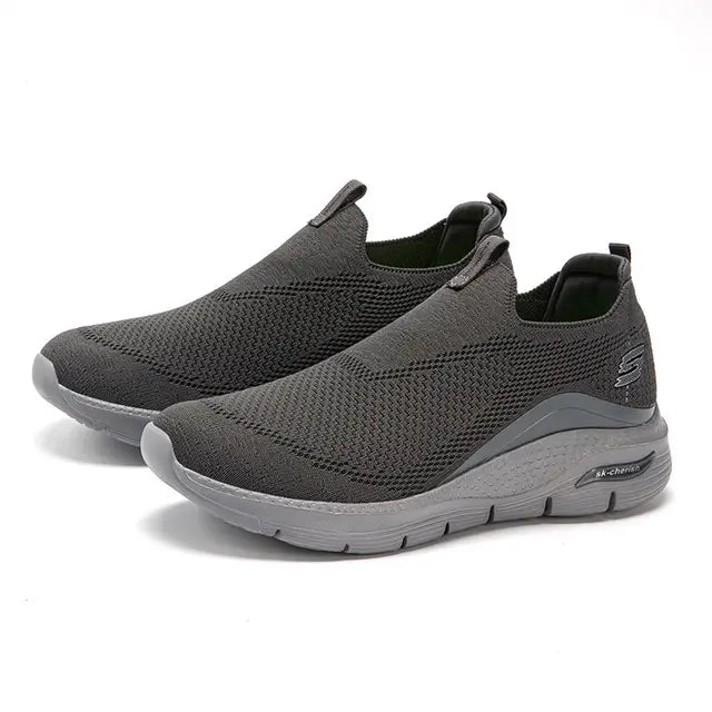 Sportliche Sneakers mit leichtem Material.