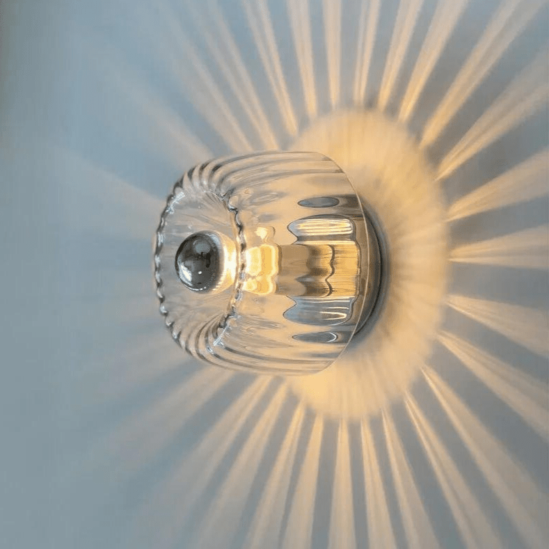Strahlendes Lichtmuster der SunRay Deckenleuchte für eine elegante Atmosphäre.
