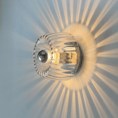 Strahlendes Lichtmuster der SunRay Deckenleuchte für eine elegante Atmosphäre.