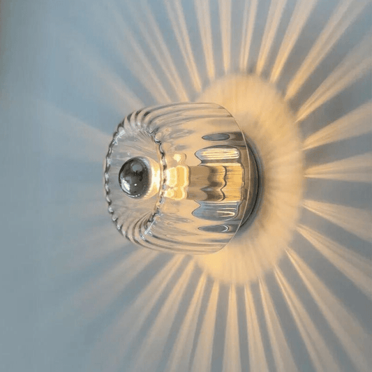 Strahlendes Lichtmuster der SunRay Deckenleuchte für eine elegante Atmosphäre.