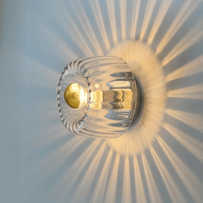 Faszinierende SunRay Deckenleuchte, die modernes Design mit Funktionalität verbindet.