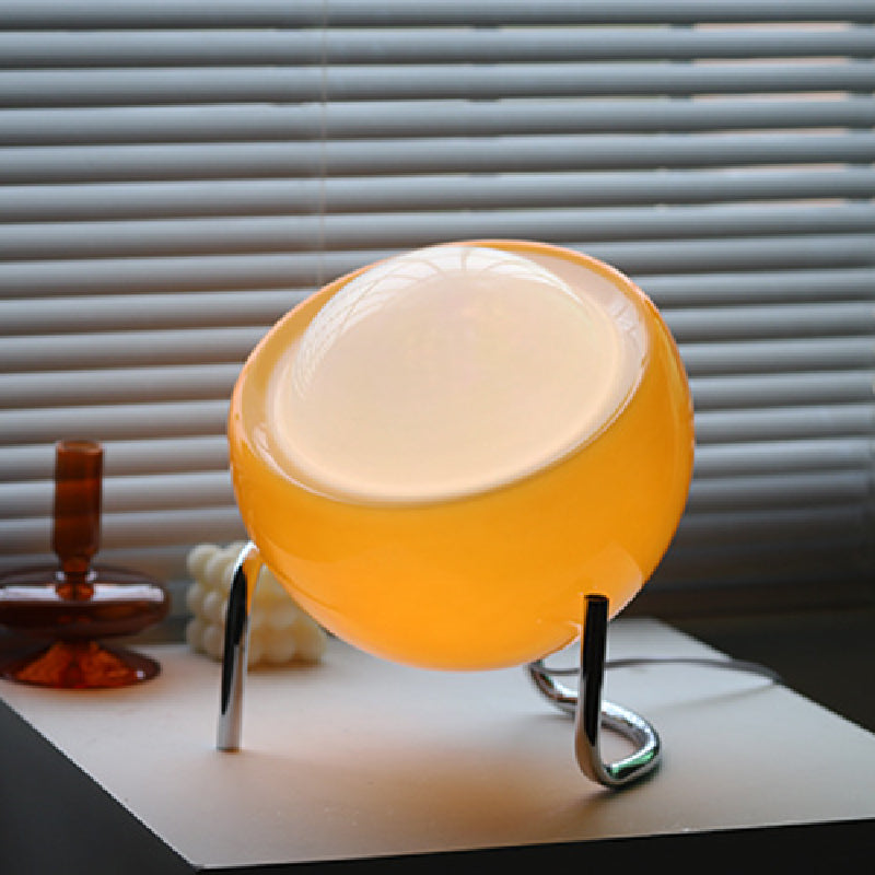 Tischlampe RetroSphere – Kombination aus moderner Funktionalität und Retroästhetik.