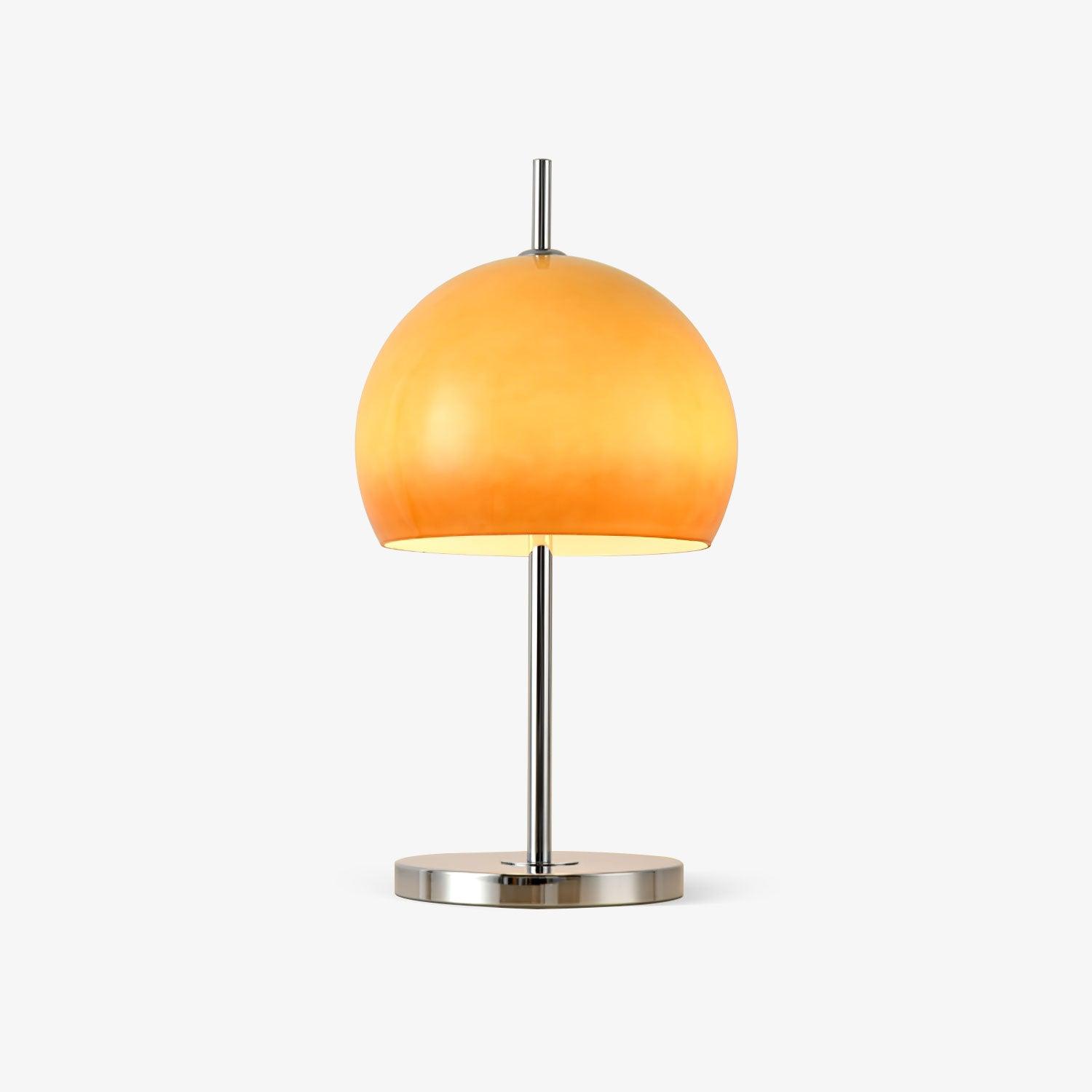 Tischleuchte AmberLume mit gläsernem Lampenschirm und glänzendem Fuß.