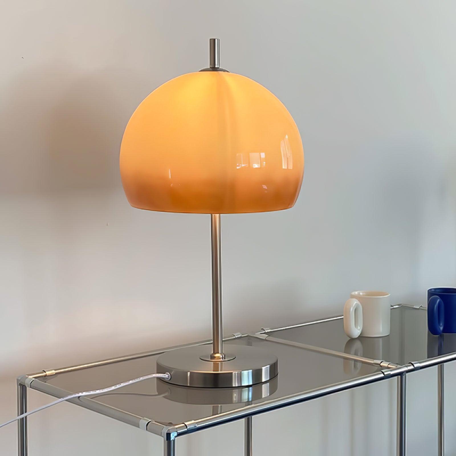 AmberLume Tischleuchte für elegante Beleuchtung in modernen Wohnungen.