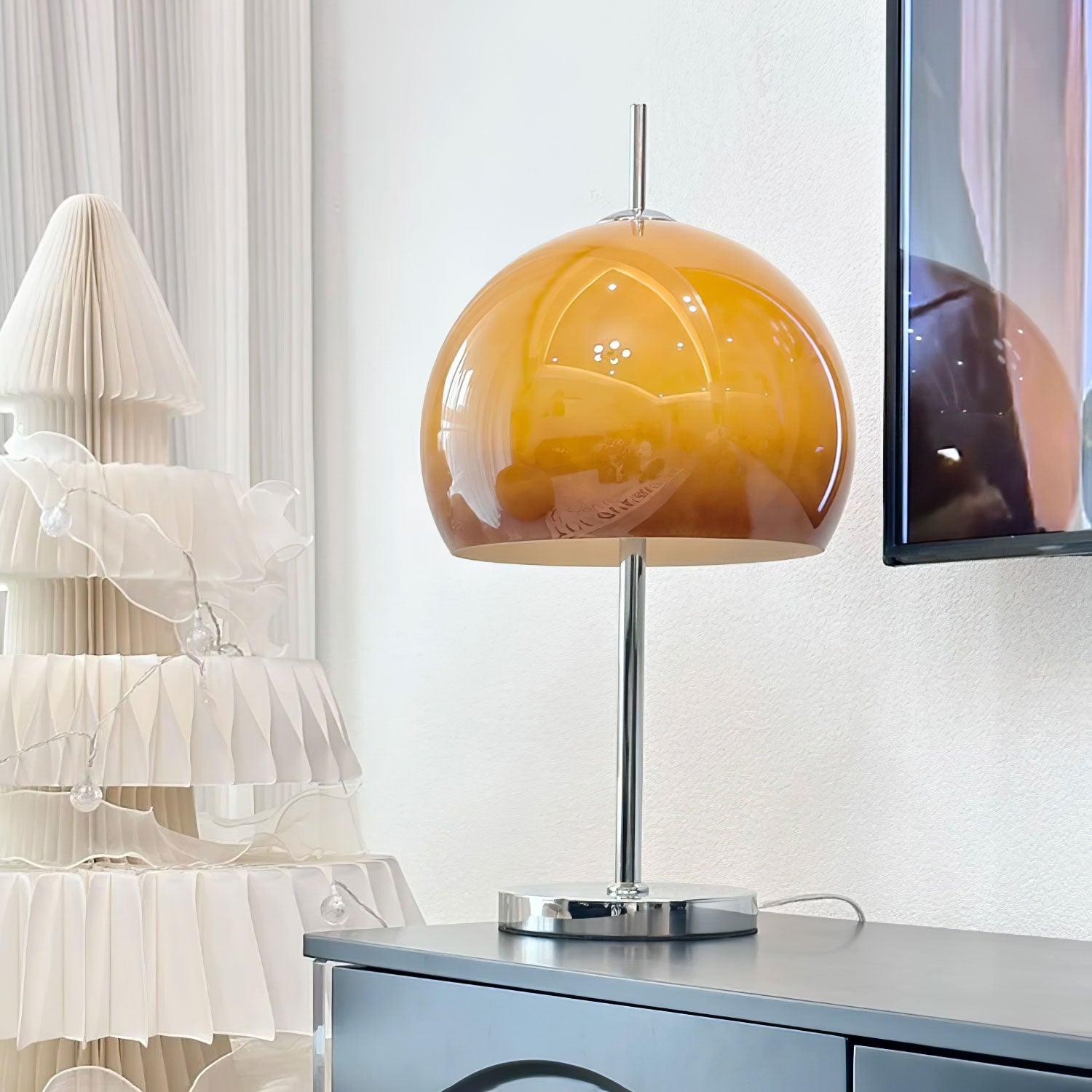 Tischleuchte AmberLume, die sanftes Licht und modernes Design vereint.