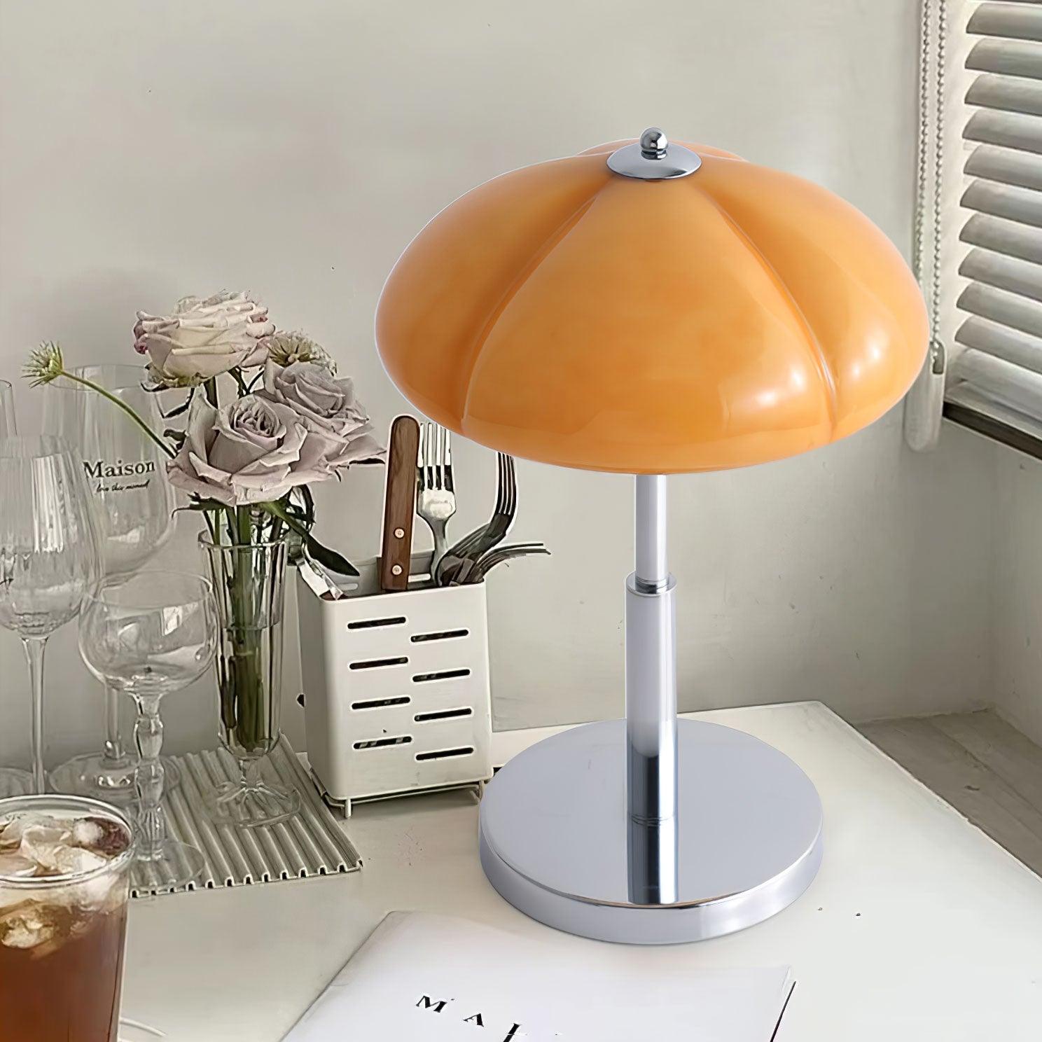 AmberLume Tischleuchte mit modernem, eleganten Glasdesign.