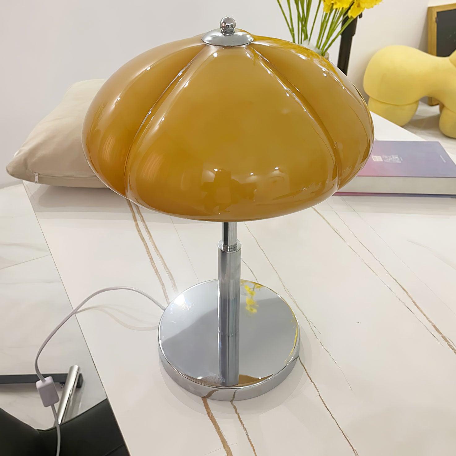 Stilvolle AmberLume Tischleuchte mit glänzendem Metall und modernem Glas.