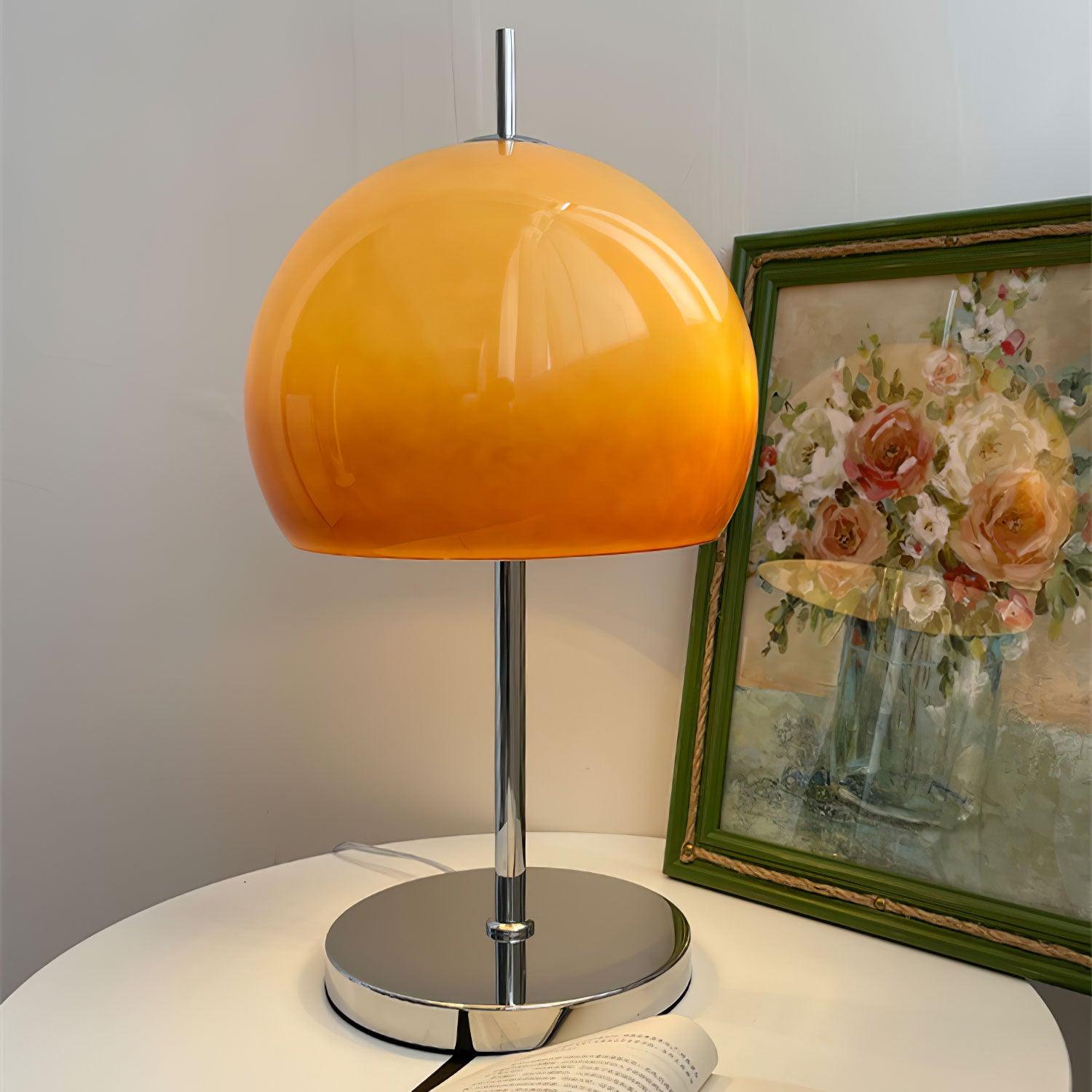 AmberLume Tischleuchte mit einzigartigem Design und sanfter Beleuchtung.