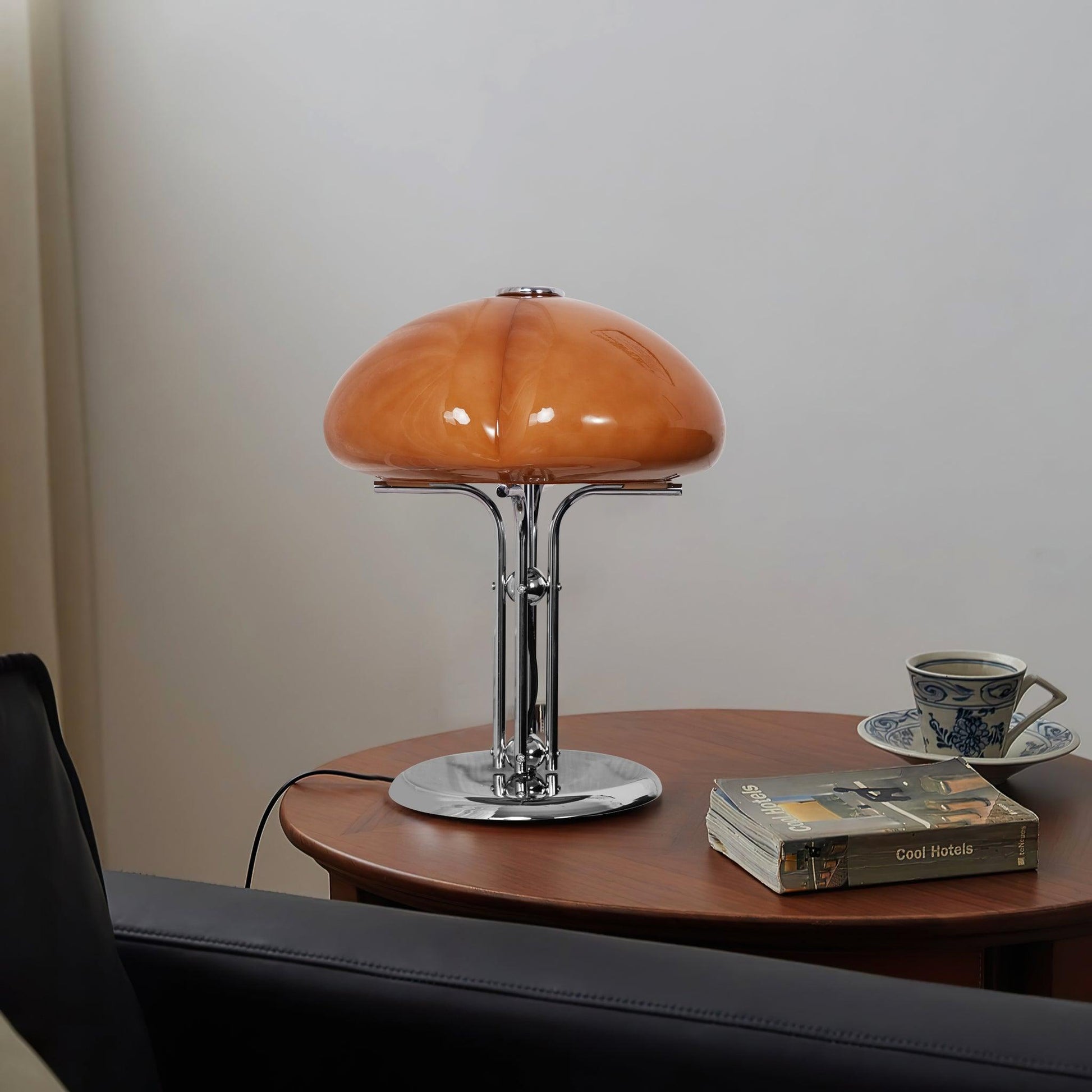 AmberLume Tischleuchte, die modernes Glasdesign mit Funktionalität kombiniert.
