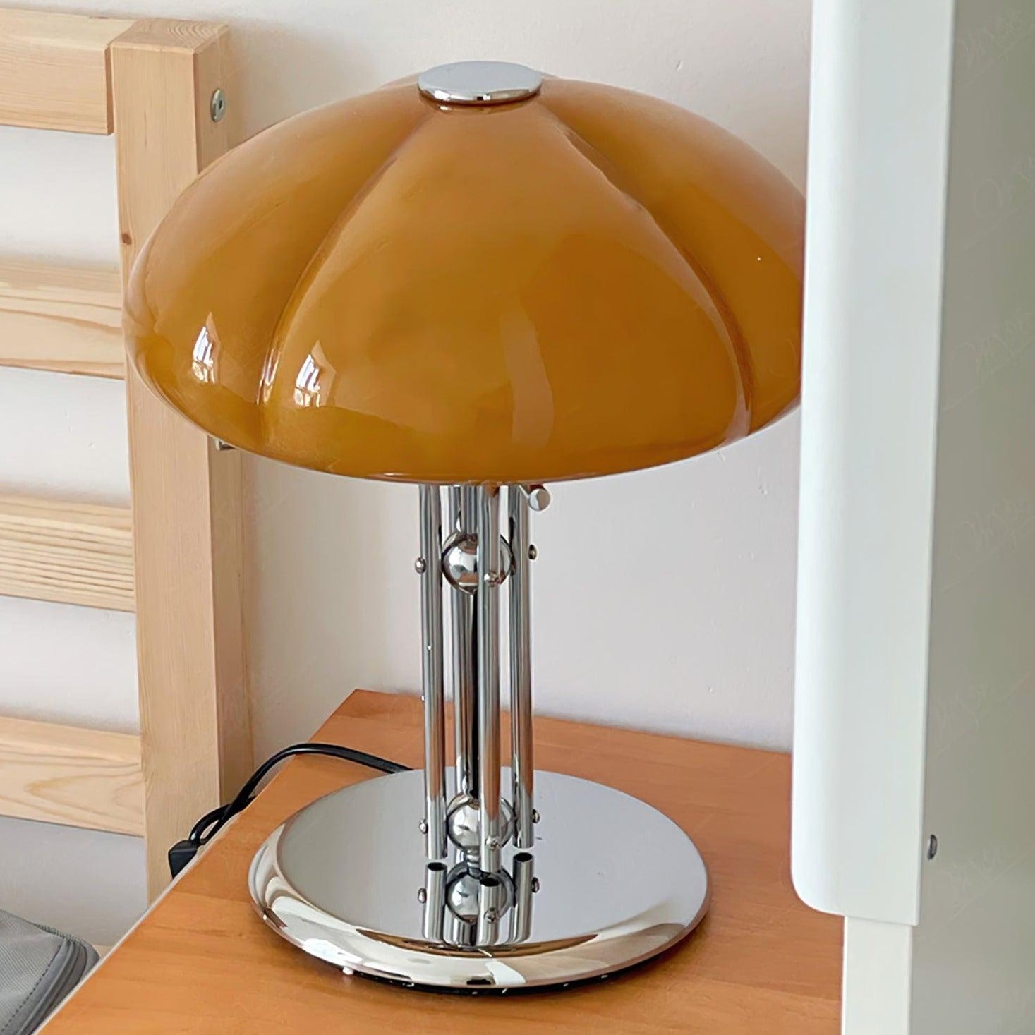 Tischleuchte AmberLume, die durch ihre weiche, warmweiße Beleuchtung besticht.